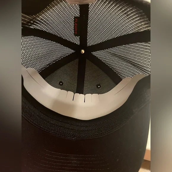 NWOT Columbia Black Flexfit Cap Size L/XL Black/Black (D1) - Picture 4 of 5